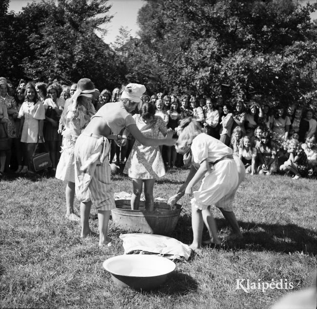 pavadinimas:  Krikštynos Medicinos  mokykloje, raktai:  